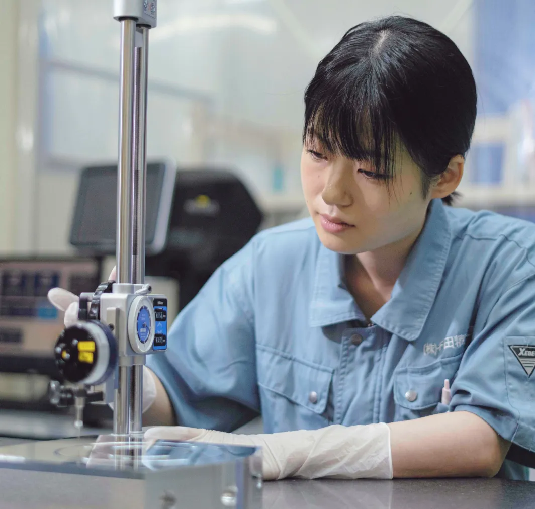 女性社員が作業している様子の写真