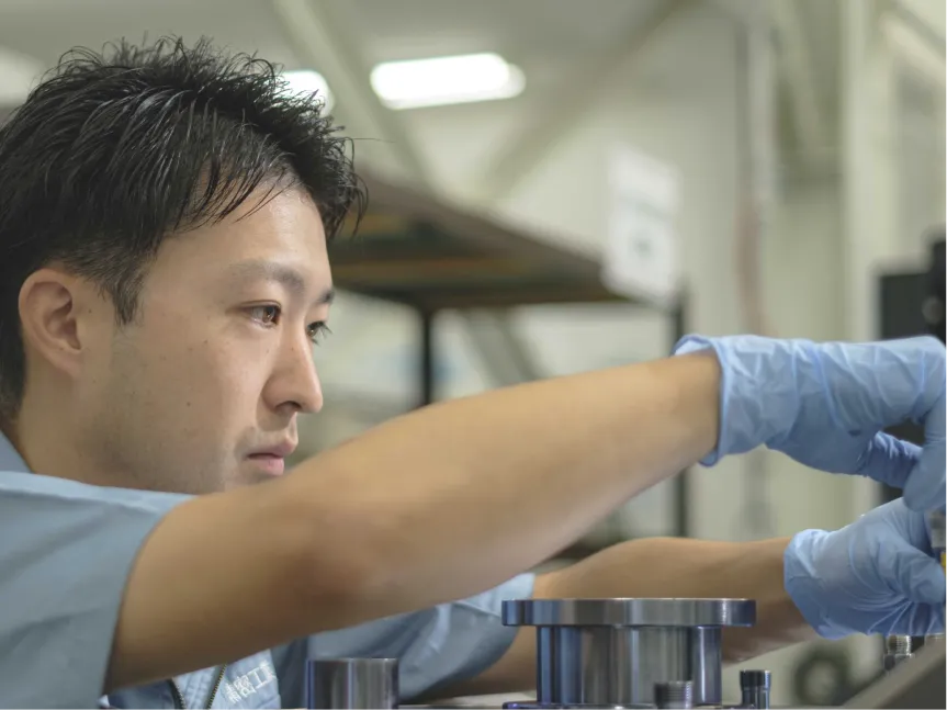 社員が製品をつくっている様子
