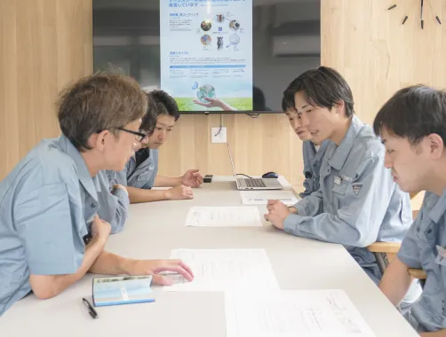 社員数名で打ち合わせをする様子の画像