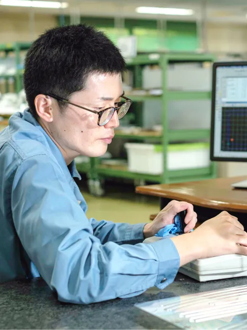 社員が働いている写真（左4）