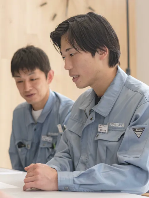 社員が働いている写真（右1）