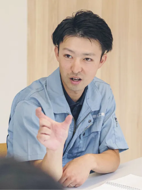 社員が働いている写真（右2）