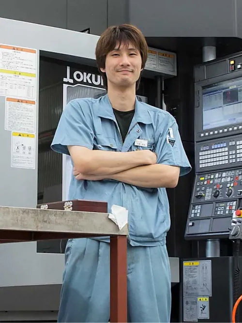 社員が働いている写真（右3）