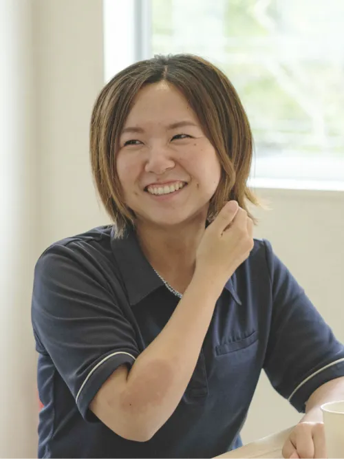 社員が働いている写真（右4）